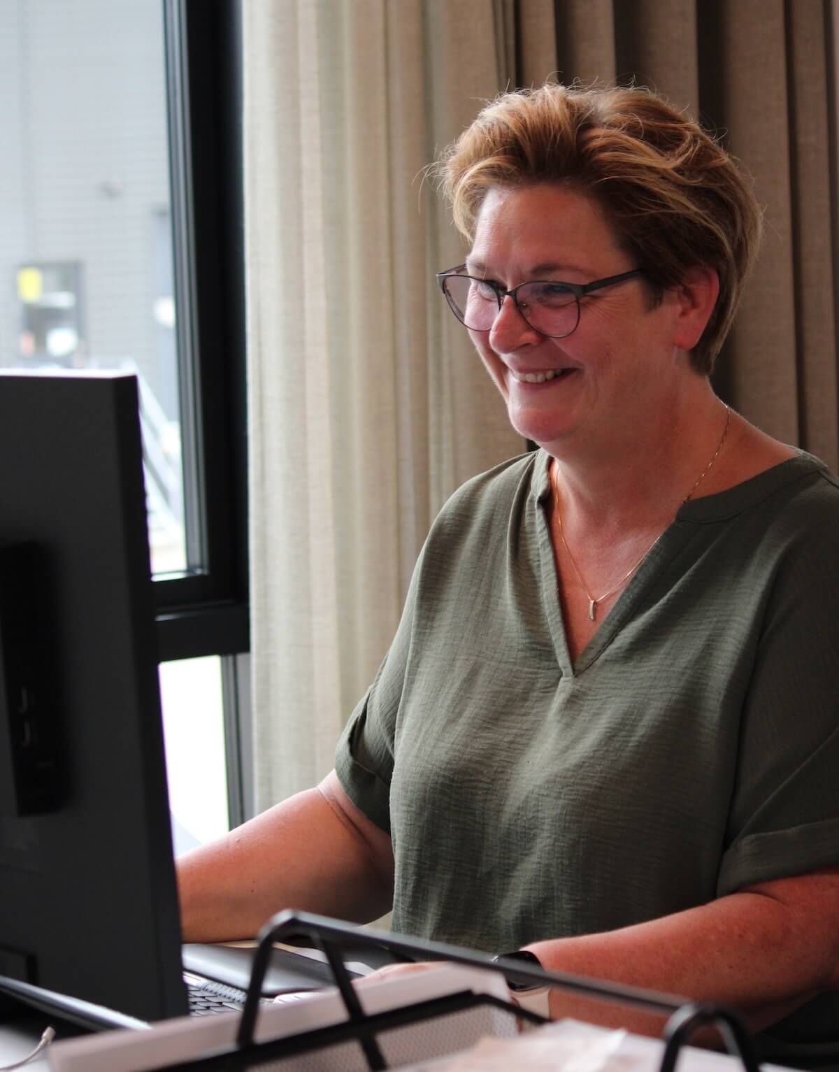 Glad kvinde kølevirksomhed