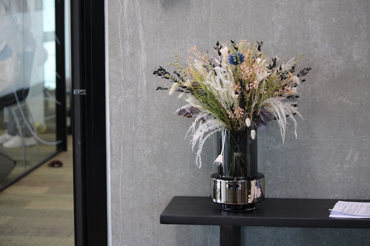 Flot blomst på kontor Kølegruppen