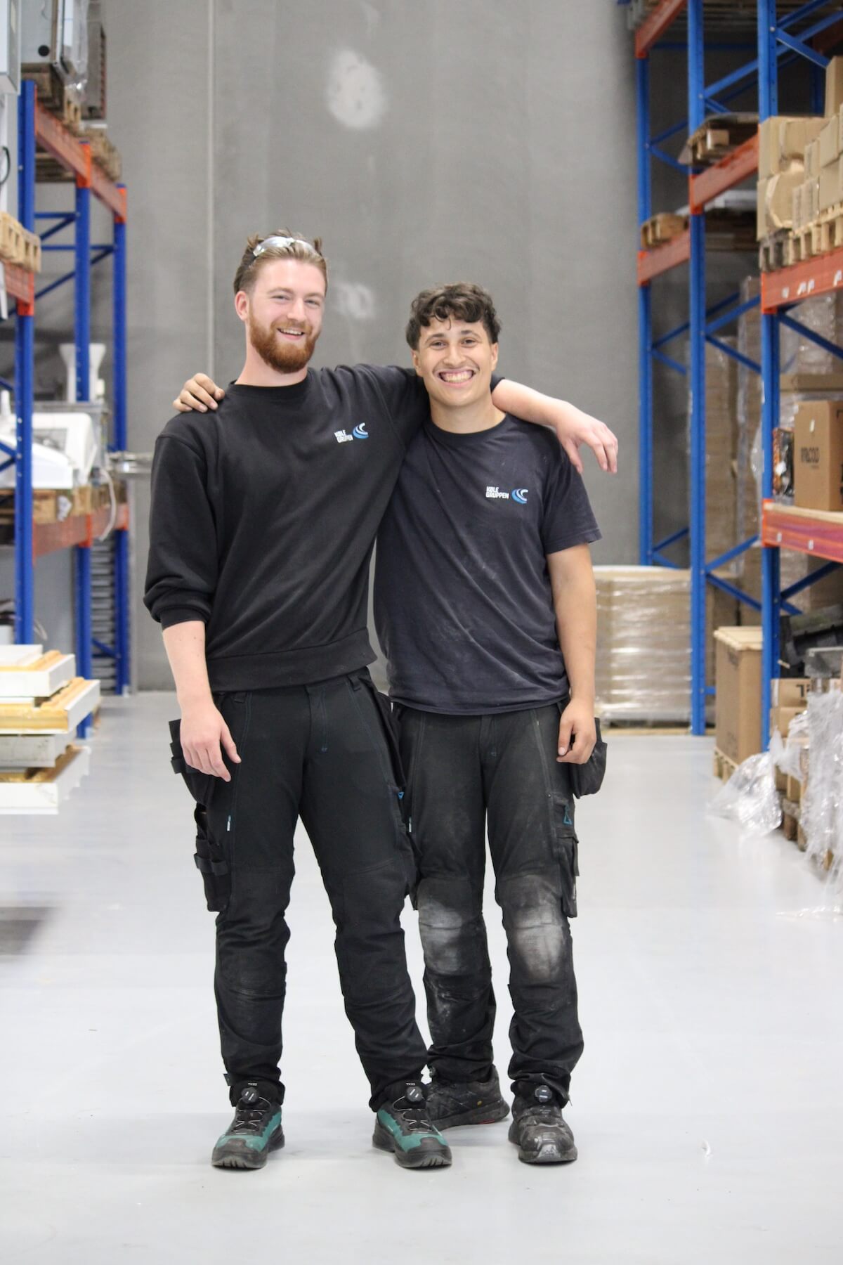 To glade personer i arbejdstøj