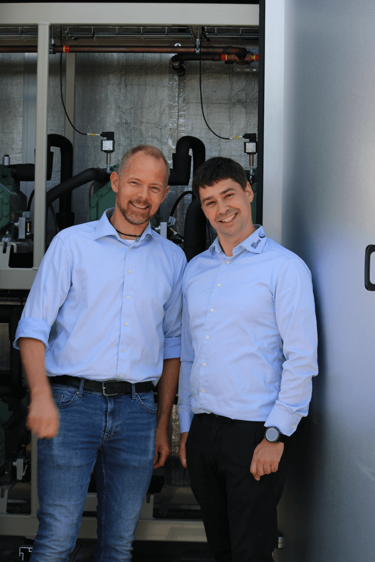 To smilende personer